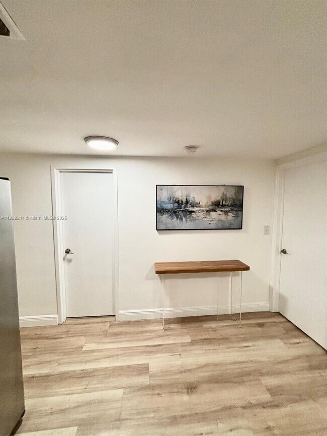 Building Photo - 801 Brickell Bay Dr