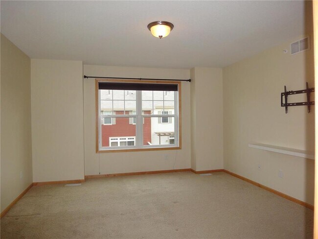 Building Photo - 11846 Emery Village Dr N