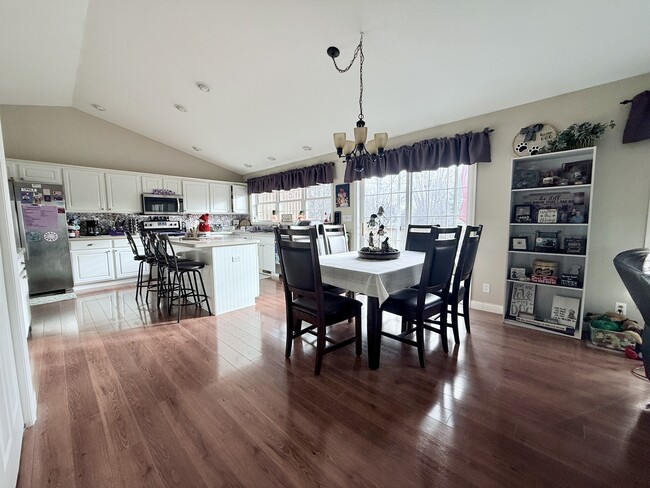 Kitchen/Dining - 1405 Emery Cir