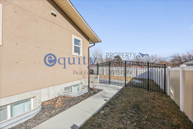 Building Photo - Large basement apartment in South Jordan