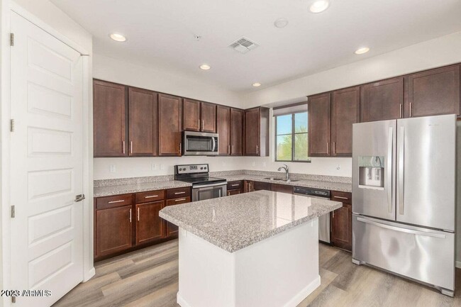 Building Photo - 2090 S Dorsey Ln