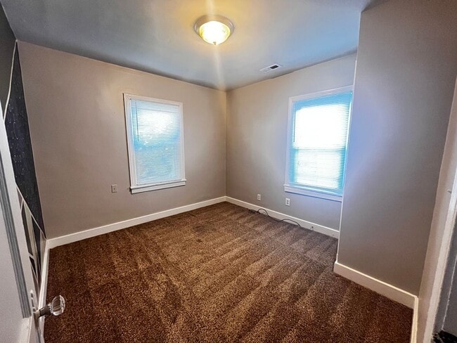 Building Photo - A Nice 2 Bedroom Home Near Church Hills Downs