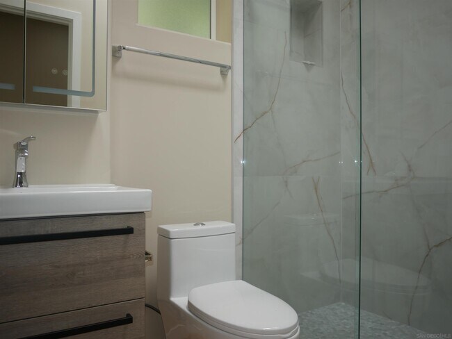 Building Photo - 1637 Kearsarge Rd