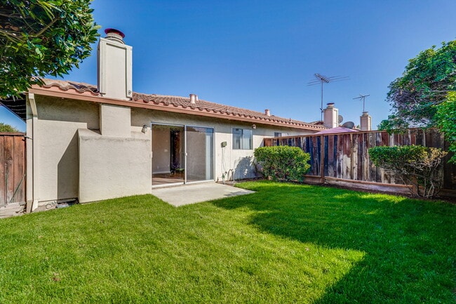 Building Photo - Newly Remodeled 3BR, 2BA, 1,117sf Duplex w...