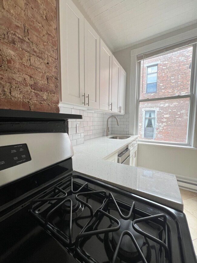 Building Photo - 492 Monmouth St