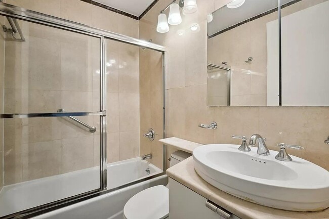 Building Photo - 30 W 61st St