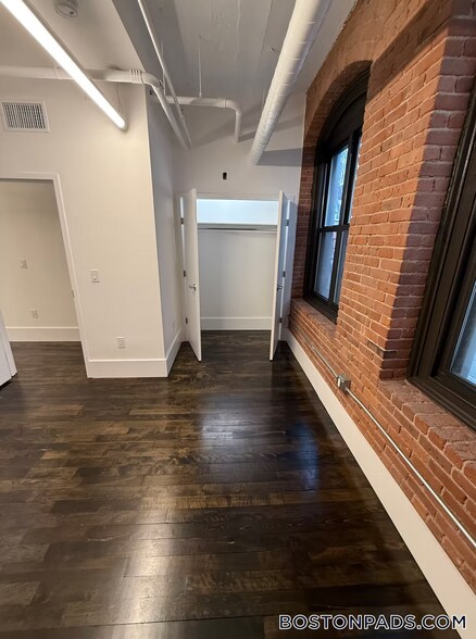 Building Photo - 190 High St