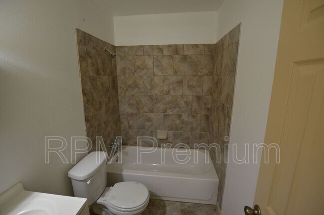 Building Photo - 947-957 Grebe St