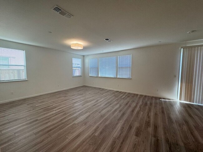 Building Photo - Beautiful, Single Story 3 Bedroom Home in ...