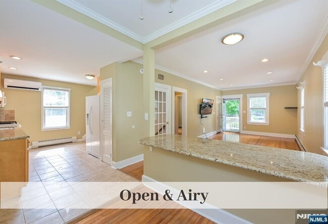 Building Photo - 385 Fern Ave