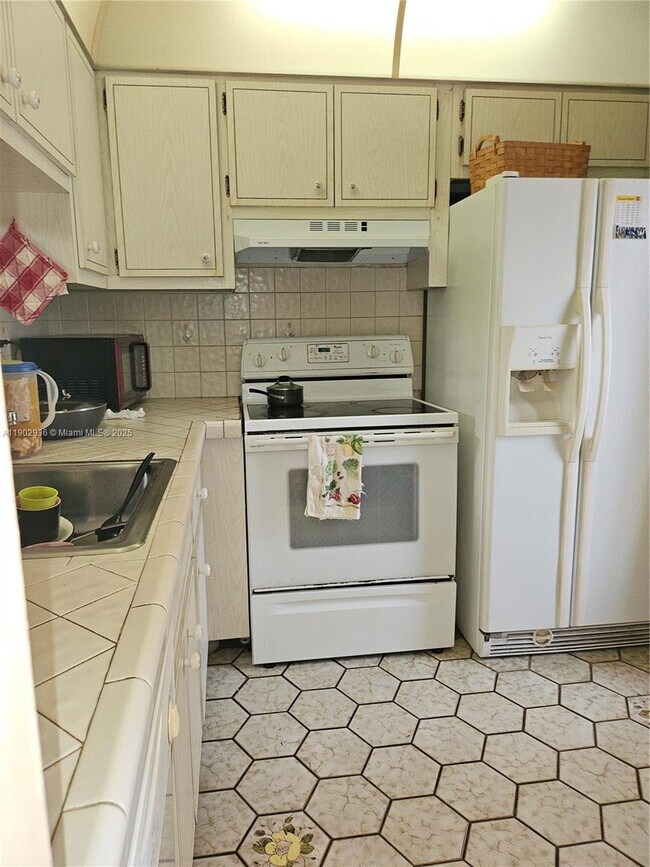Building Photo - 5121 W Oakland Park Blvd