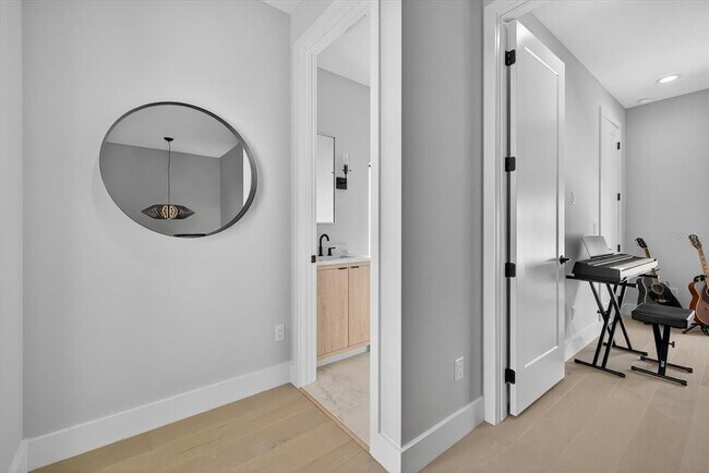 Building Photo - 423 W Amelia Ave