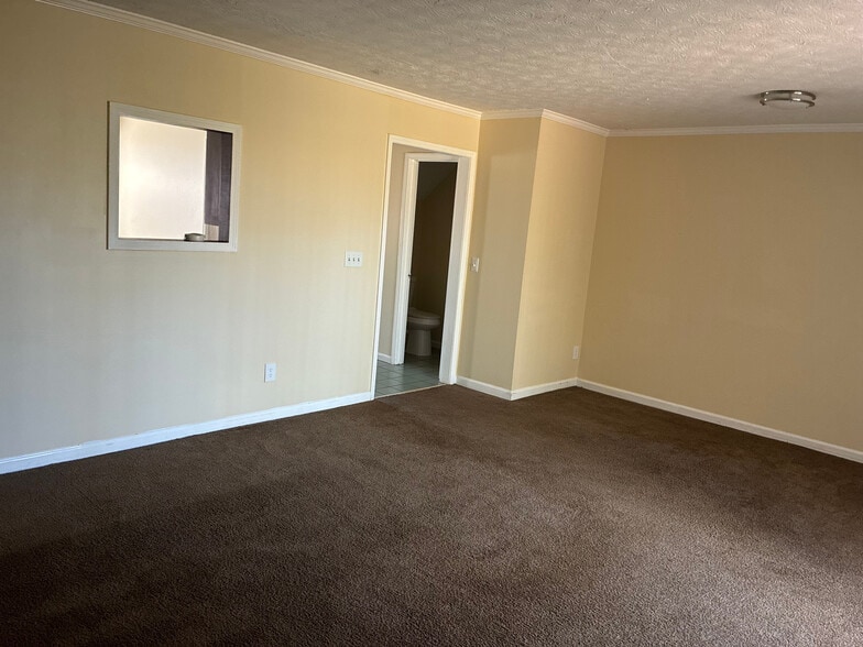 Building Photo - Room in Townhome on Patterson Cir