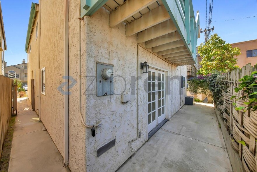 Building Photo - Unit 2