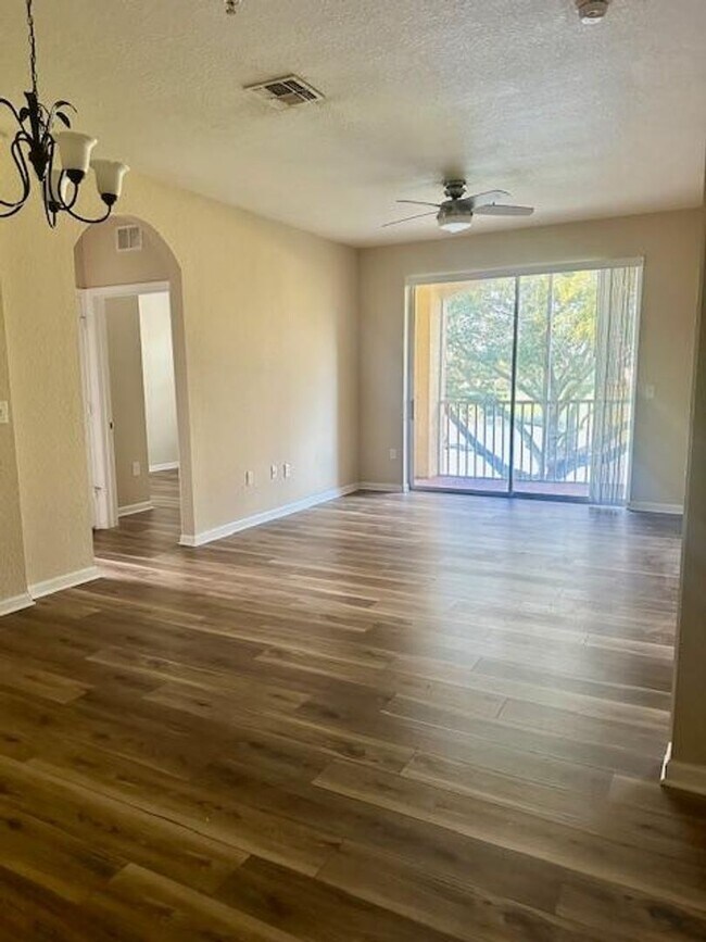 Building Photo - Spacious 3/2 Condo with Pond View!