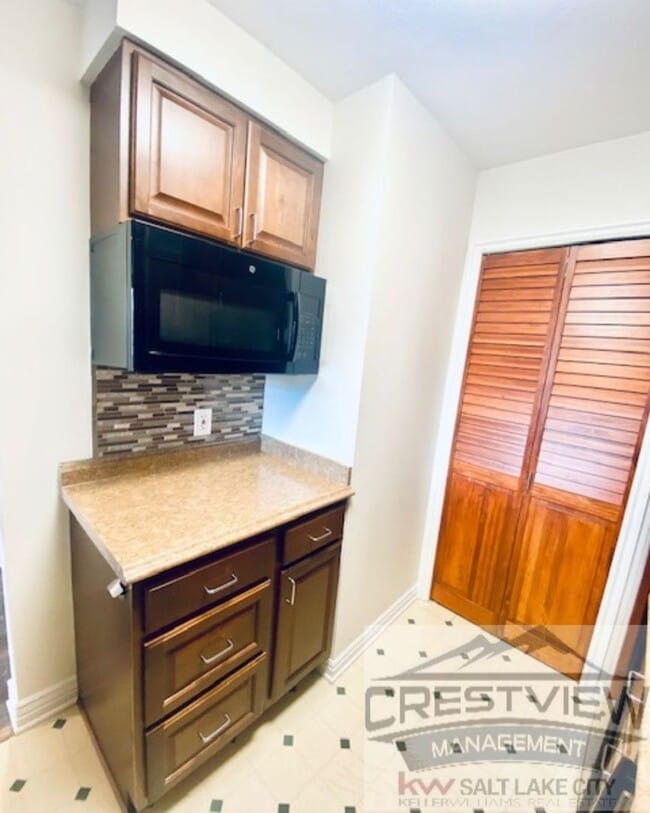 Building Photo - Broadway Condo