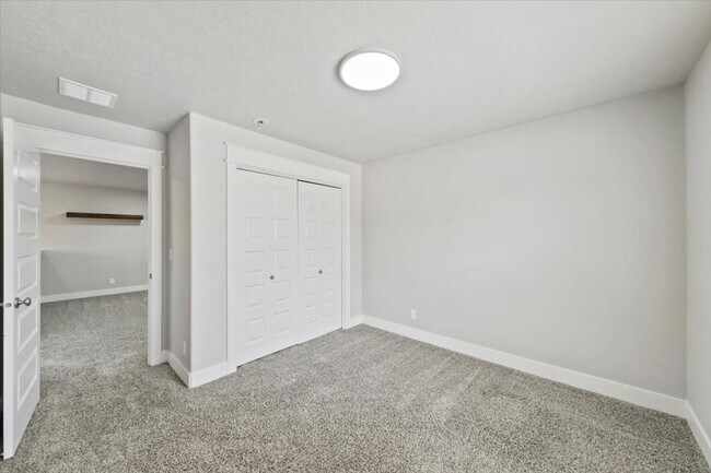 Building Photo - Stylish 4-Bed + Loft Just Minutes from The...