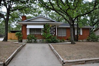 Building Photo - 2203 Mercedes Rd