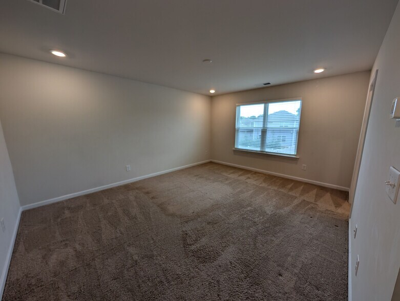 Building Photo - Room in House on Eastcott Ave