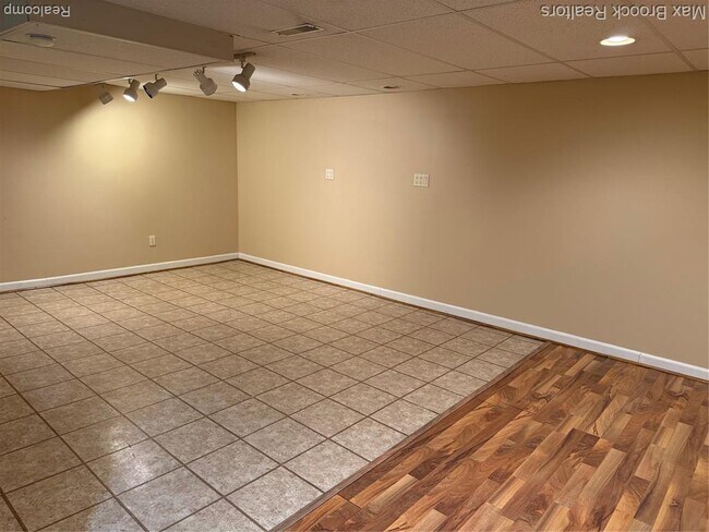 Building Photo - 6670 Maple Lakes Dr