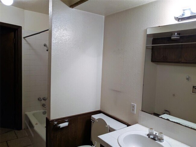 Building Photo - 2248 Donna Dr