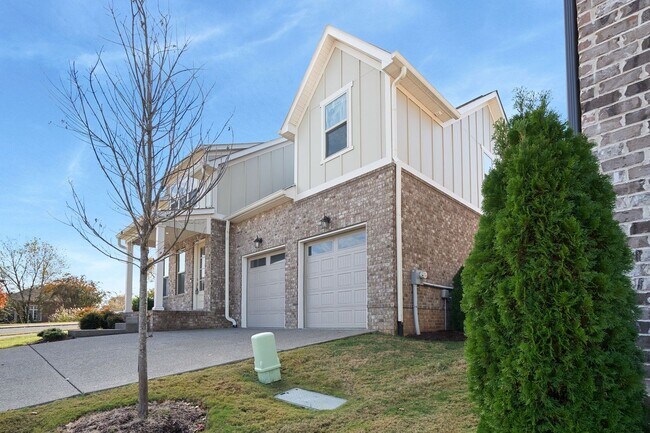 Building Photo - Gated Community - Villages of Stoneybrook