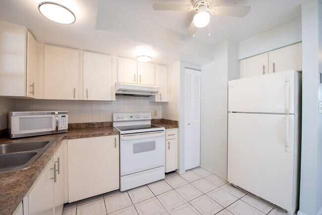 Building Photo - Cute 4/2 House In Buenaventura Lakes for Rent