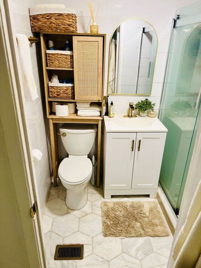 Building Photo - 4 Bedroom 2 Bath Bungalow, in Forsyth Park- Available Jan 3rd!!!