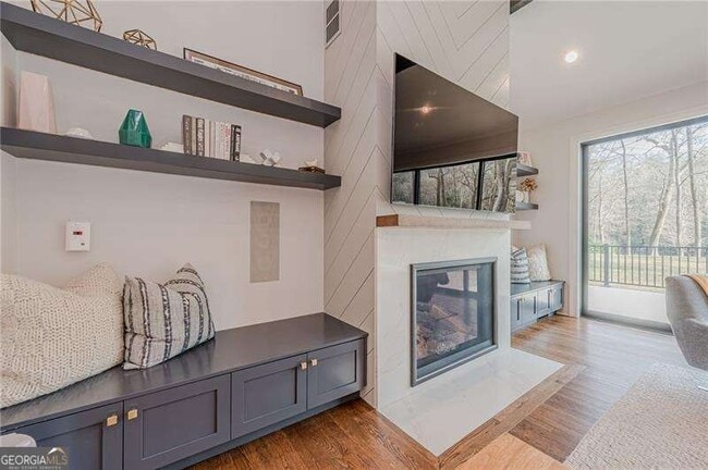 Building Photo - 4562 Columns Dr SE