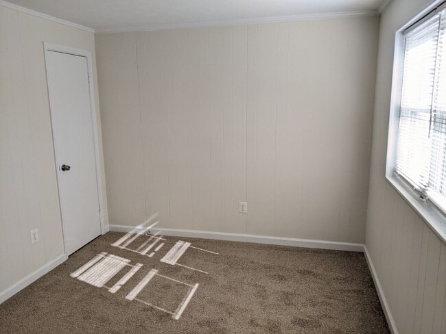 Building Photo - Renovated townhouse in established Frederick neighborhood ready mid February!