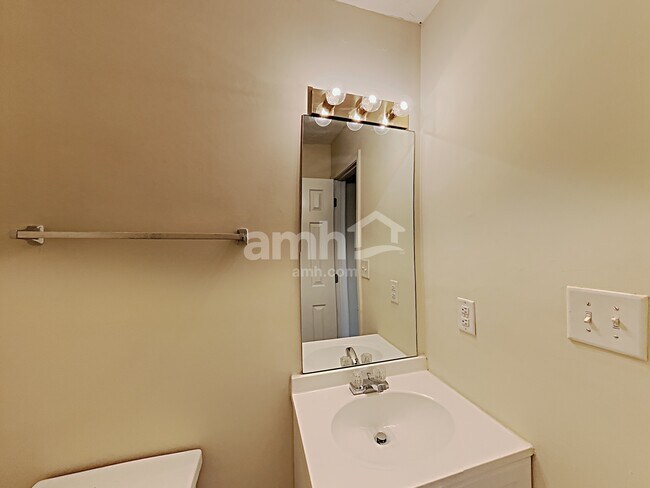 Building Photo - 300 Carriage Lake Ln