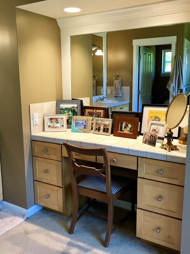 Building Photo - Gorgeous Bainbridge Estate available now.....