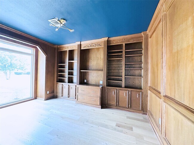 Building Photo - 3202 La Quinta Dr