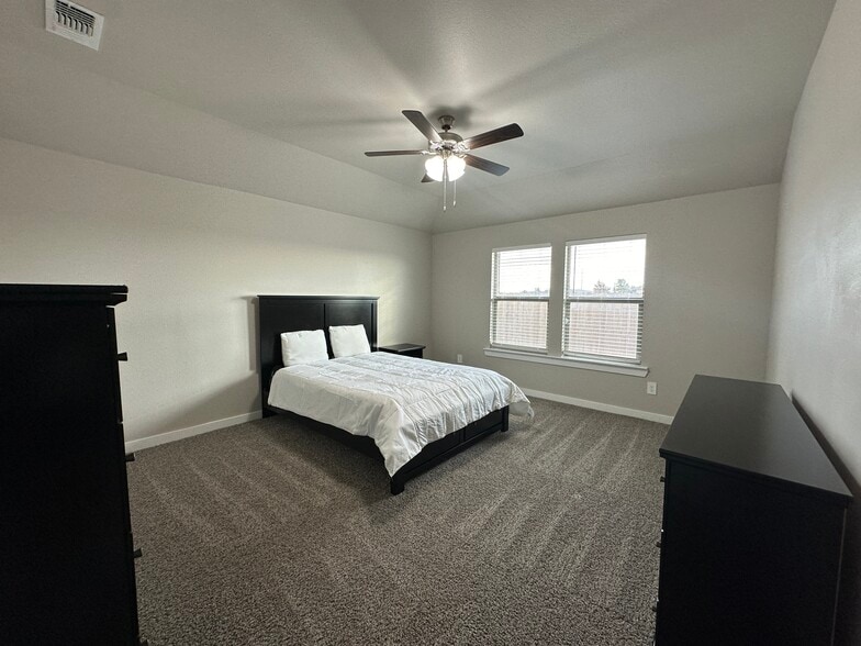 Master bedroom/queen size bed - 75 Windsor Ct