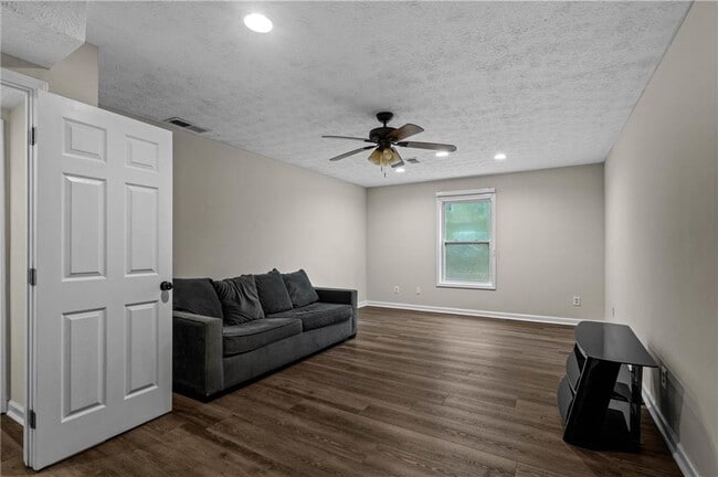 Building Photo - 2400 Salem Dr