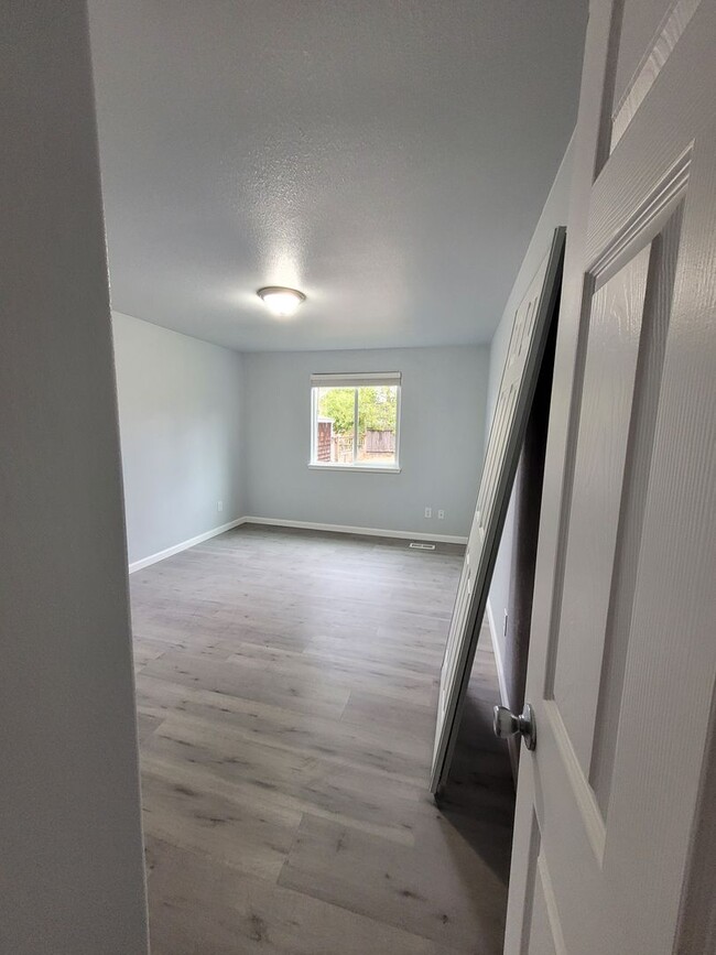 Building Photo - Newly Renovated Pet Friendly 2 Bed Duplex ...