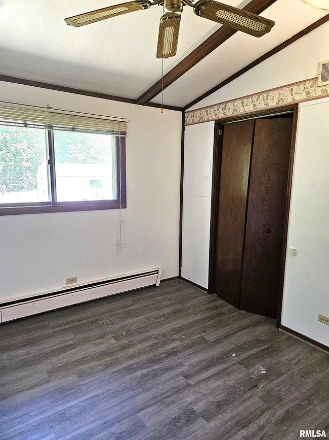 bed 1 - 233 N Taylor St