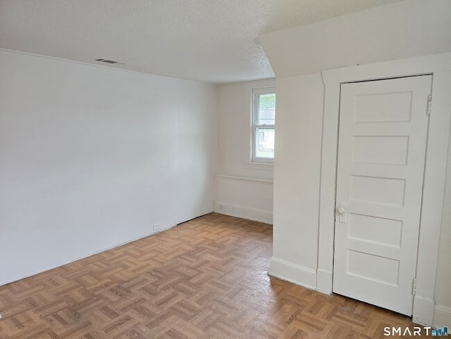 Building Photo - 103 Capen St