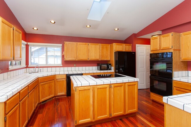 Building Photo - 3654 Hemlock Way