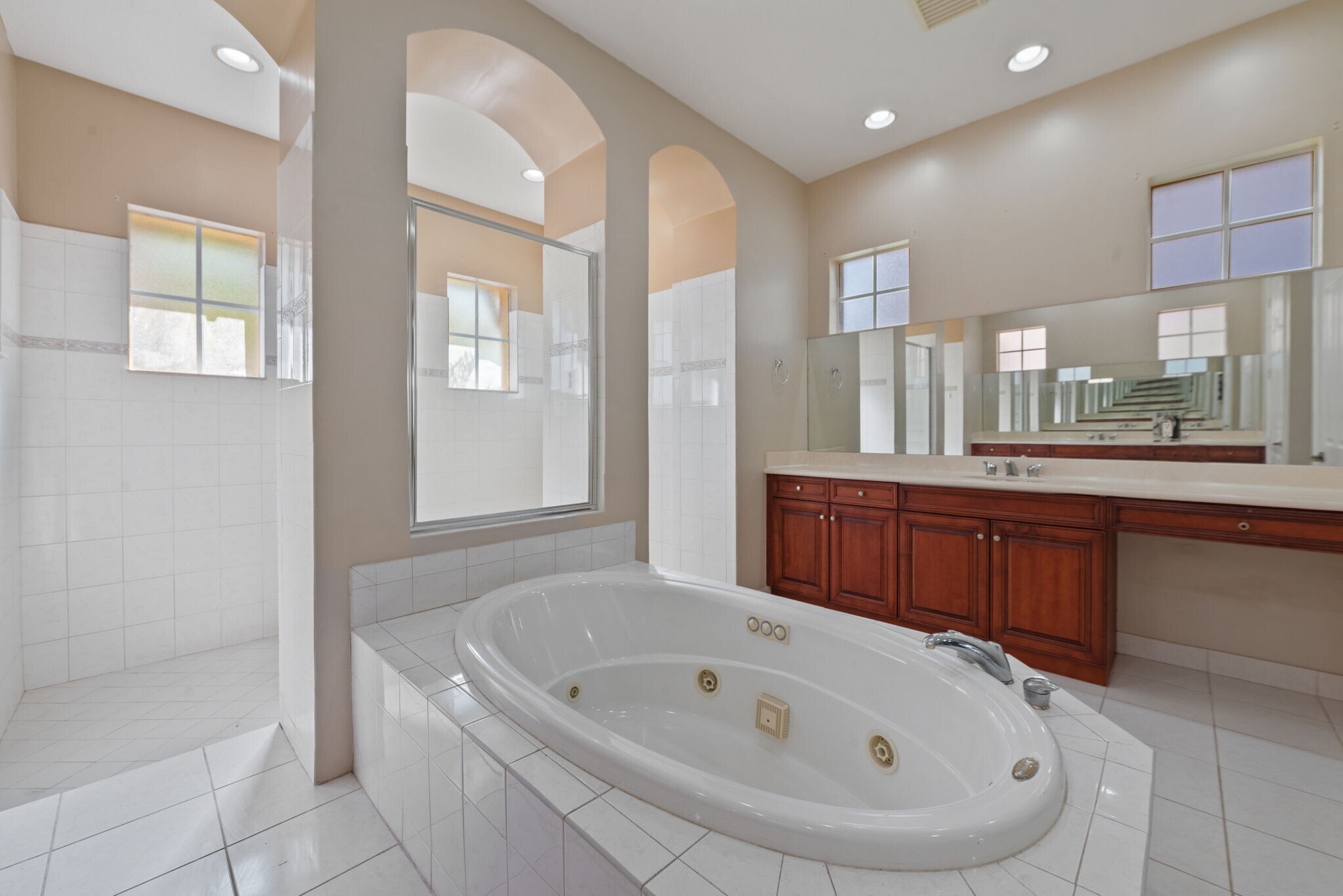 master bath w/Jacuzzi - 12225 NW 71st St