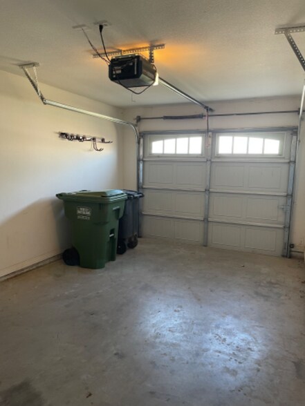 Building Photo - 604 Hilltop Dr