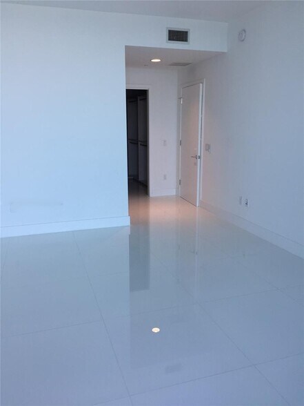 Building Photo - 350 Ocean Dr