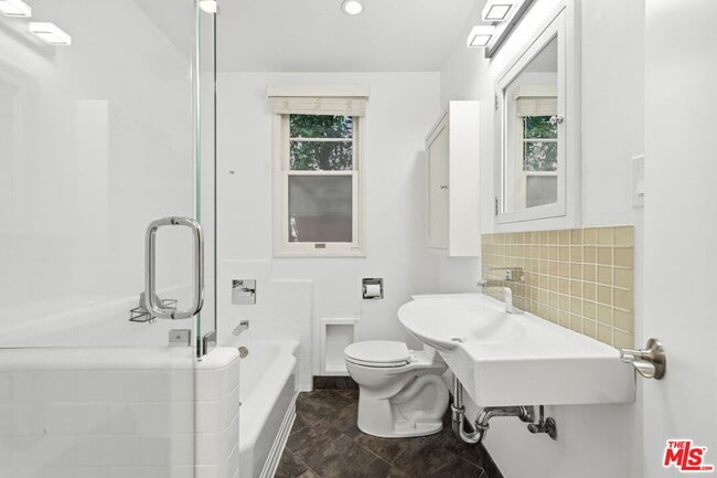 Building Photo - 14529 Greenleaf St