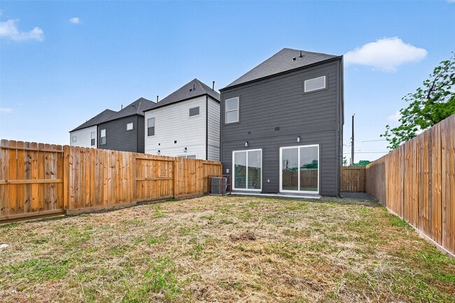 Building Photo - 7422 Maxroy St