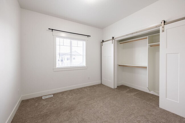 Building Photo - BEAUTIFUL 3 BED 2.5 BATH TOWNHOME IN SUGAR CITY