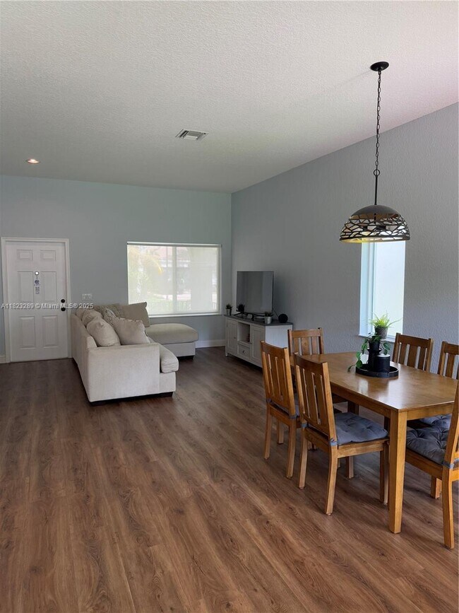 Building Photo - 4422 Foxtail Ln