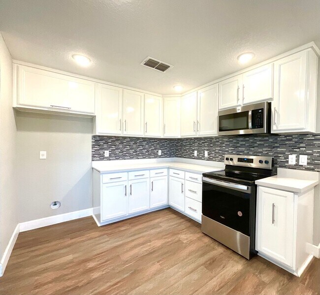 Building Photo - Modern Home With Covered Patio & Fenced Yard!