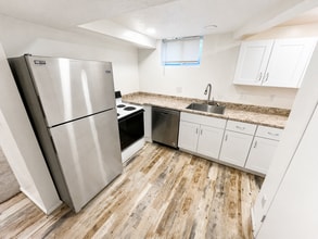 Building Photo - 568-574 E 200 S