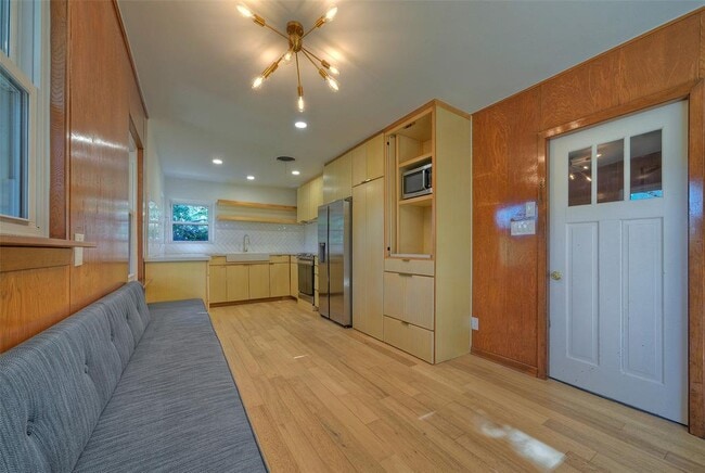 Building Photo - 1709 Mariposa Dr