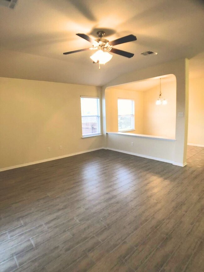 Building Photo - 4 bed 2 bath house in Harker Heights!